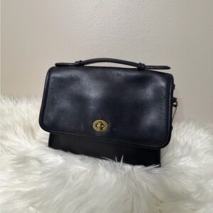 Vintage COACH #9870 Court Turn lock Crossbody bag.